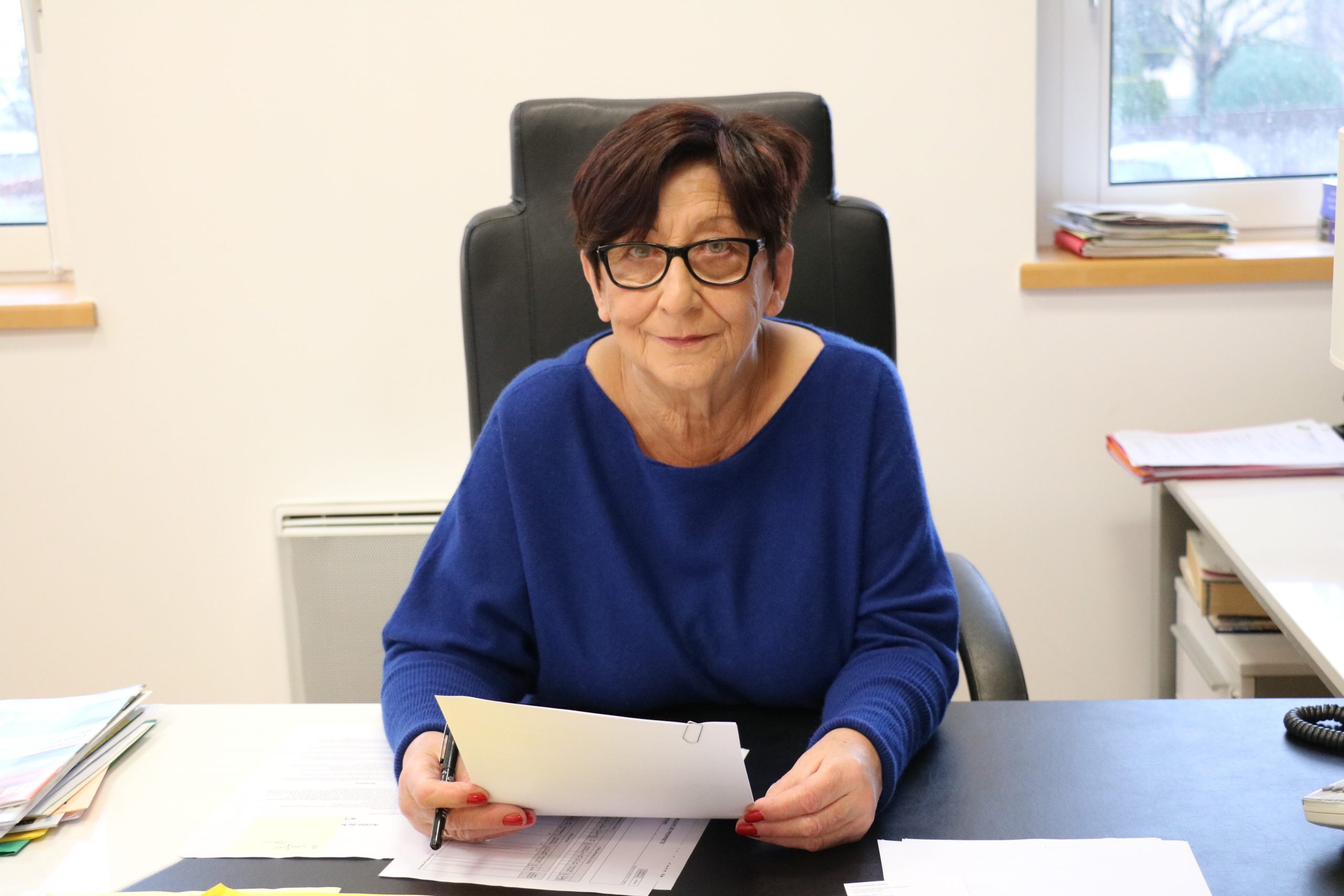 viviane winterrath maire basse-rentgen à son bureau